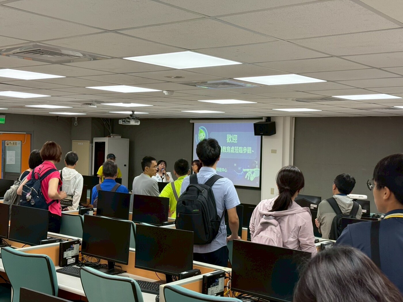 澎湖縣教育處參觀雲端智慧科技中心電腦教室