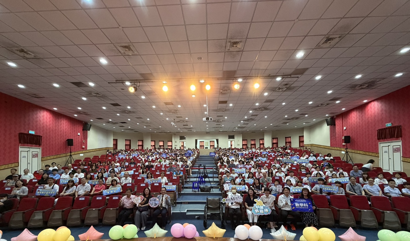 新北市114學年度中小學科展頒獎典禮特優作品師生與貴賓大合影