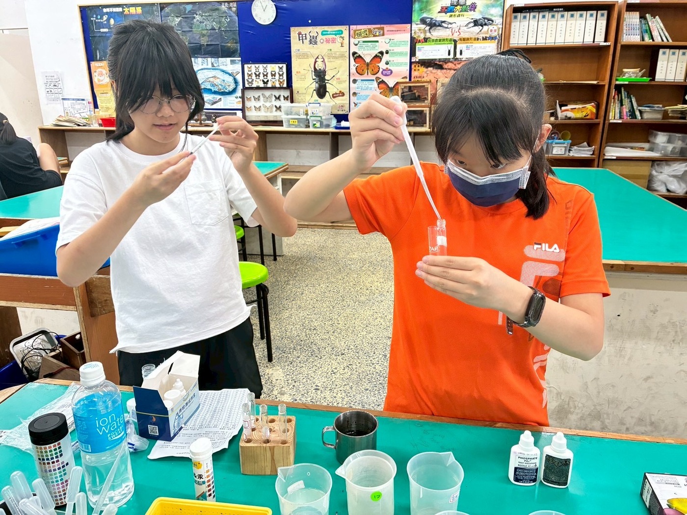 竹圍國小學生全神貫注於科學實驗，展現探究與實作的精神。