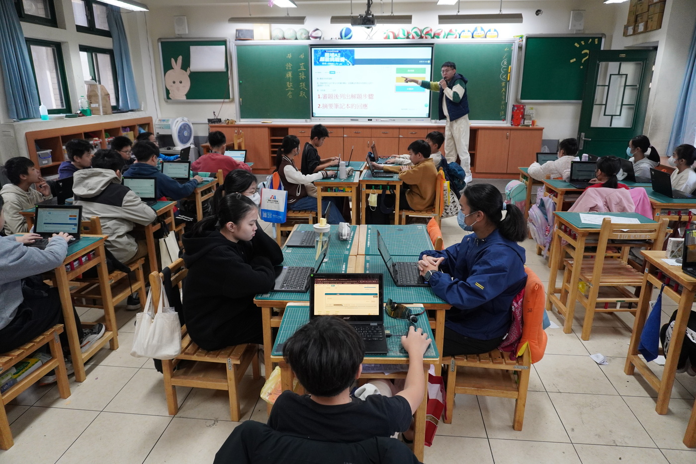 老師講解AI筆記本操作方式