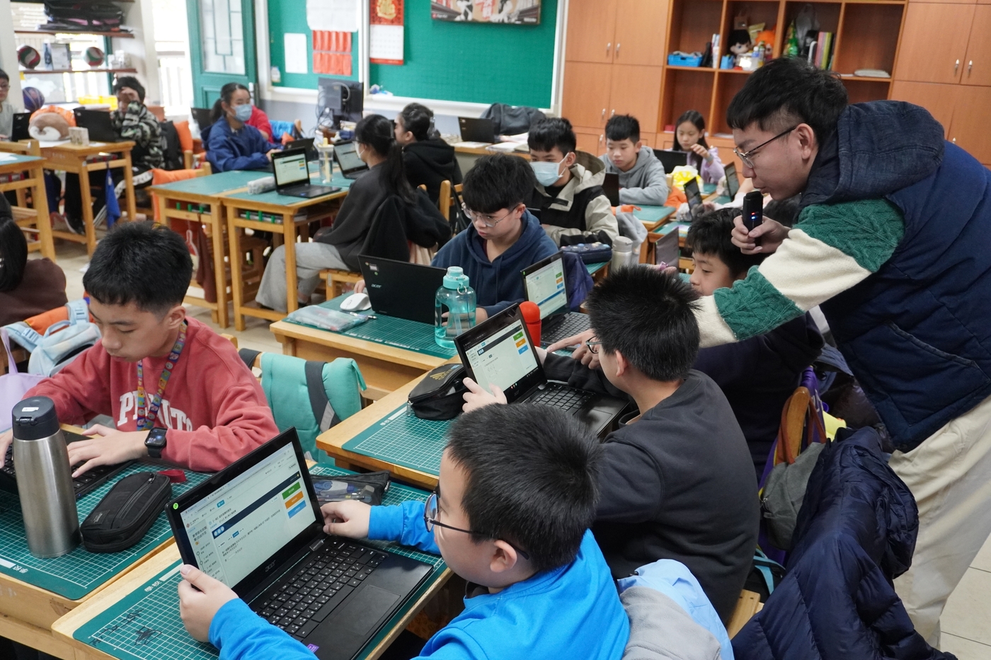 教師引導學生運用AI筆記本進行自主學習