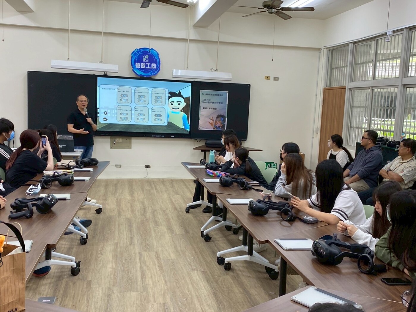 鶯歌工商陶瓷手拉坯VR虛擬實境體驗師生體驗