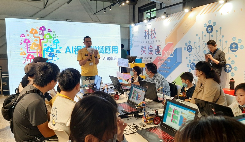 板中在成果展裡教導智慧小車