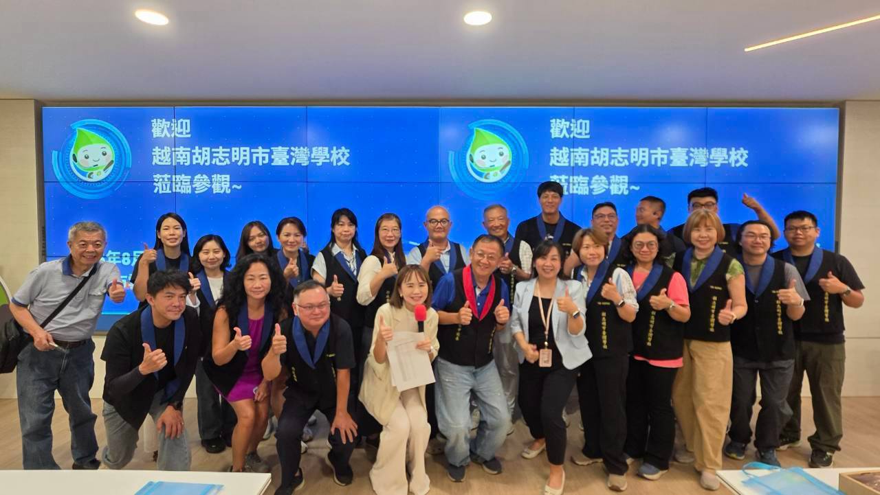 胡志明市臺灣學校參訪新北雲端智慧科技中心