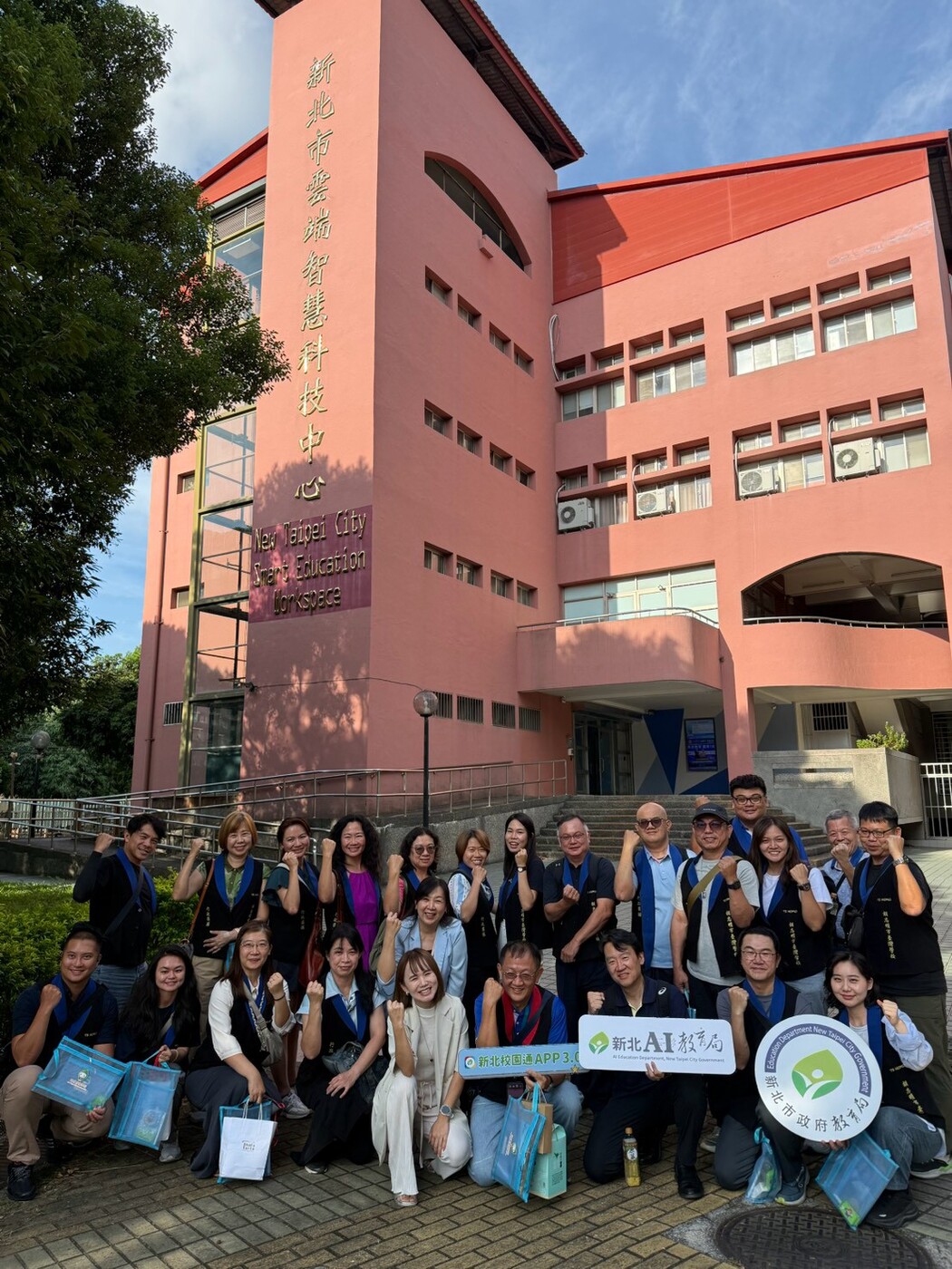 胡志明市臺灣學校參訪新北雲端智慧科技中心