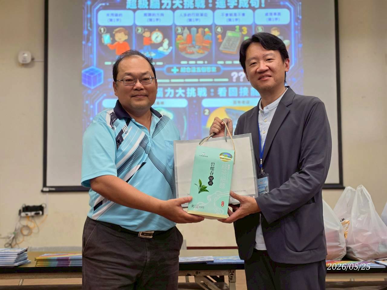 致贈伴手禮予海濱國小王承光校長