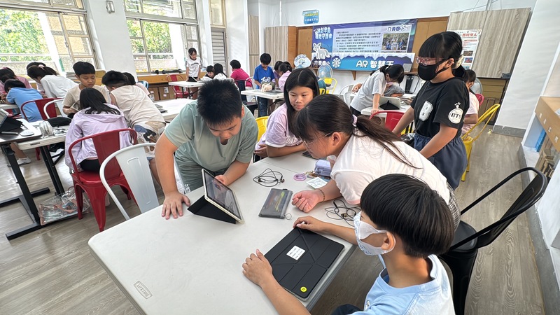 介壽國小學生同儕間透過平板熱烈討論，共同合作挑戰數位學習任務。