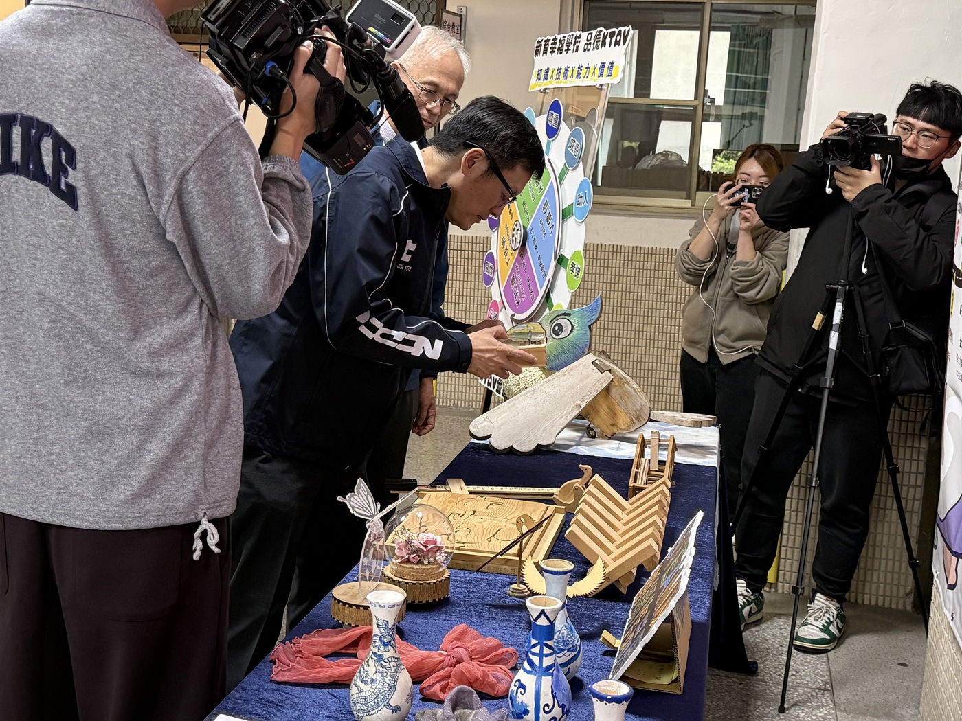 局長體驗幸福學校學生作品展出。