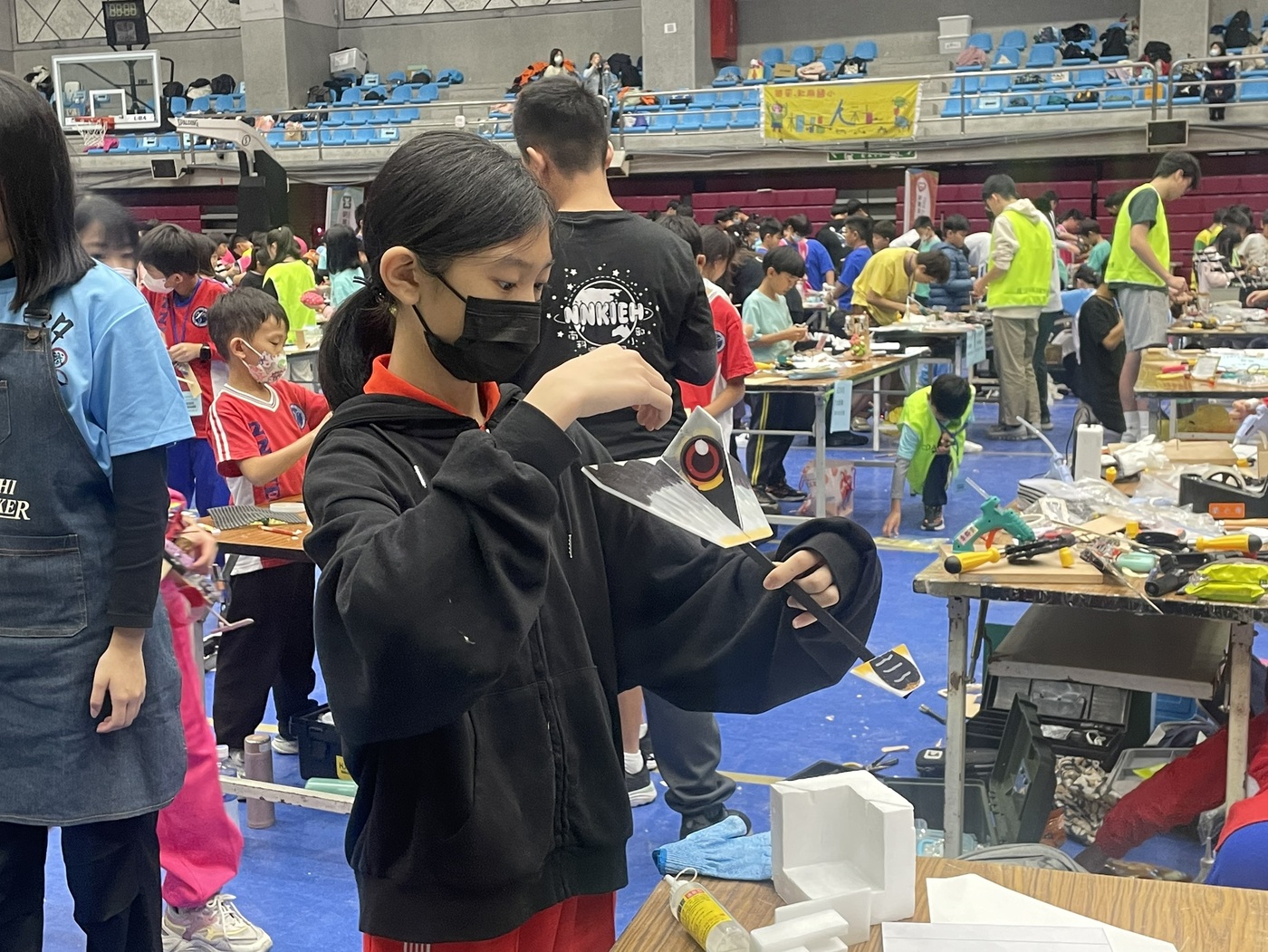 光控組競賽需以飛機滑翔概念或軌道車設計作品，並以光能轉換為電能推動作品前進。