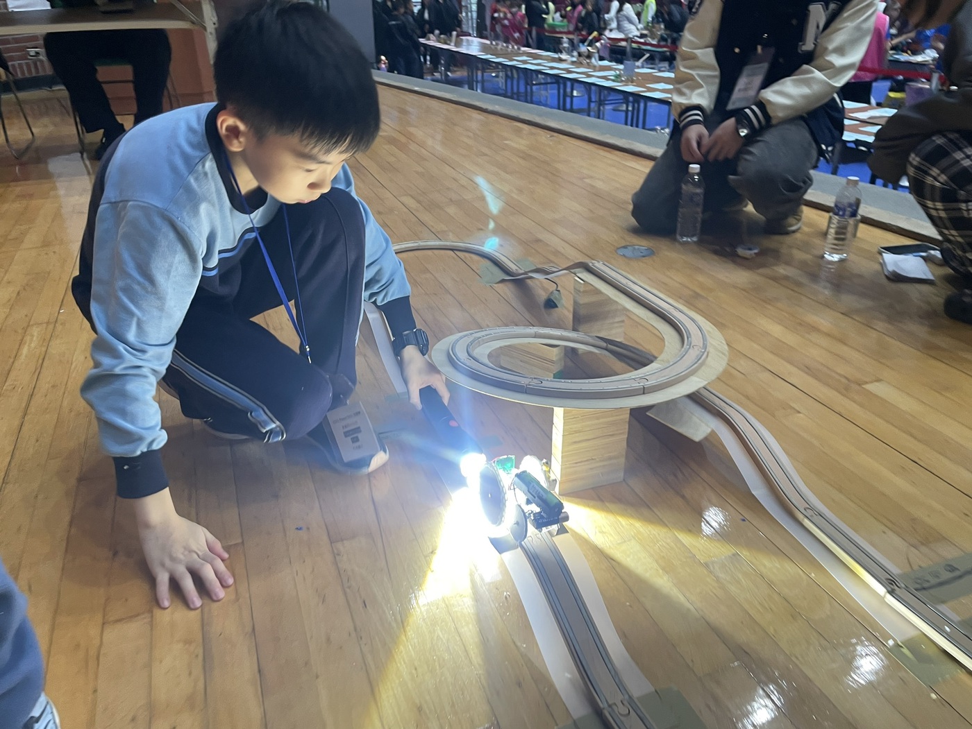 學生專注地設計作品和進行測試